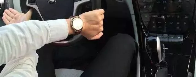 打死方向盤會使助力泵總是處于繃緊狀態(tài)，對助力泵造成較大的損傷